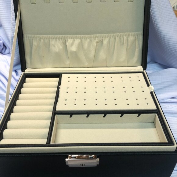 Small Black Jewelry Box with various compartments - Picture 2 of 12